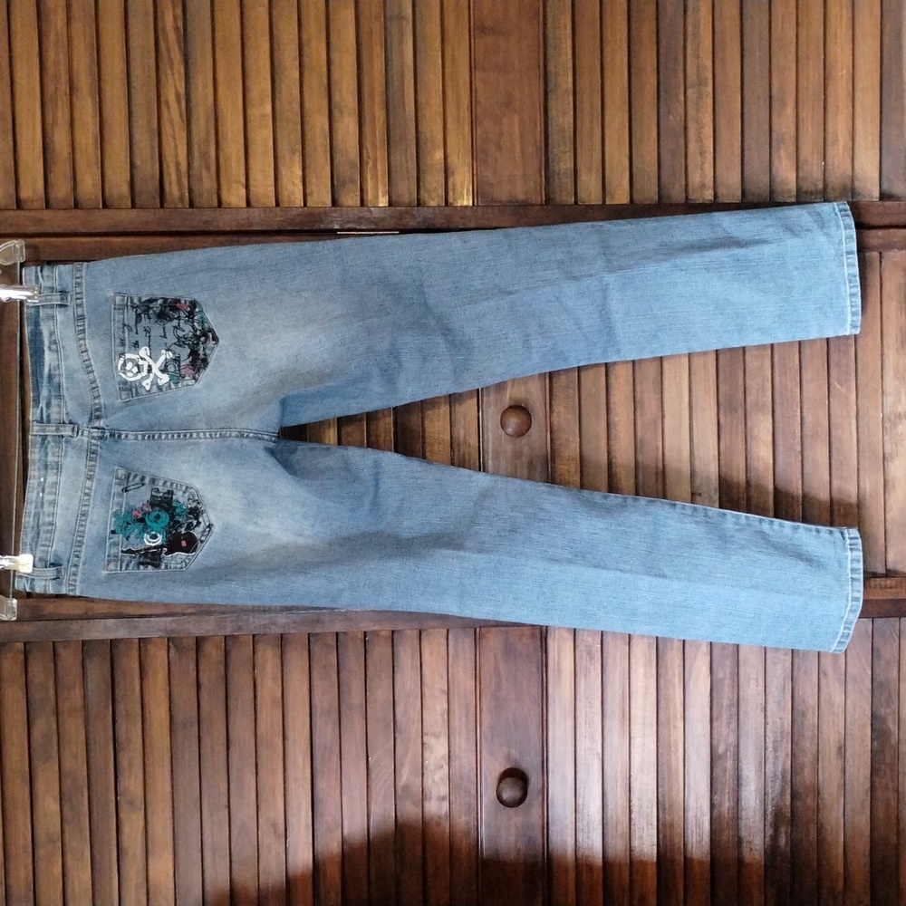 Distressed Graphic Jeans - Picture 2 of 6